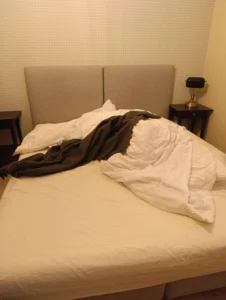 Łóżko przed sprzątaniem