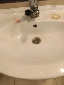 Umywalka przed sprzątaniem